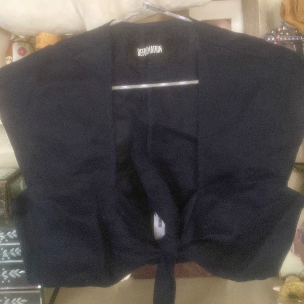 Reformation linen crop that ties upfront . Worn once.
